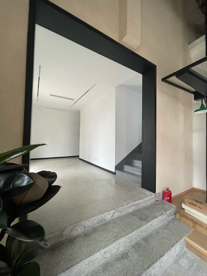 赞助商会议室现场，左侧为宽门洞和三级台阶